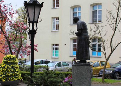 Figura Jana Pawła II przed Szpitalem w Trzciance.